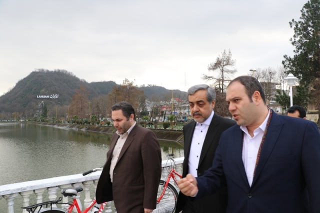 بازدید مهندس میر غضنفری فرماندار شهرستان لاهیجان به همراه کاظمی شهردار و اکبری معاون سیاسی و امنیتی اجتماعی فرماندار از بازسازی و آماده سازی جزیره لاهیجان